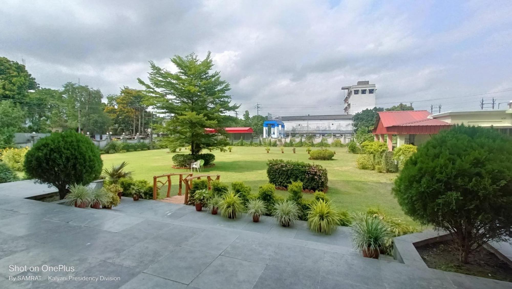 Trisplanet Hotel Kalyani ภายนอก รูปภาพ
